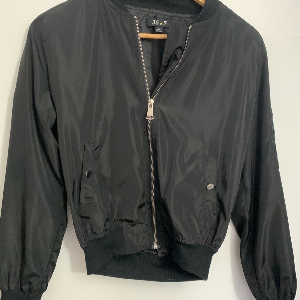 Ladies bomber style light jacket. Medium